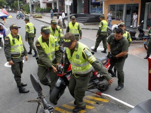 Las motos mal estacionadas fueron trasladadas a los patios de la Dirección de Tránsito de Bucaramanga. ( Foto Nelson Díaz )