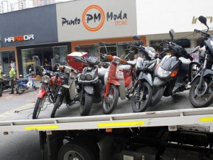 Las motos mal estacionadas fueron trasladadas a los patios de la Dirección de Tránsito de Bucaramanga. ( Foto Nelson Díaz )