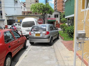 Así se ven los carros montados sobre los andenes.