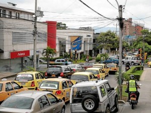 Además del ruido constante de los pitos, los residentes de la calle 52 con 35A se quejan por las alarmas que en la noche se activan y per-manecen hasta cinco horas encendidas.