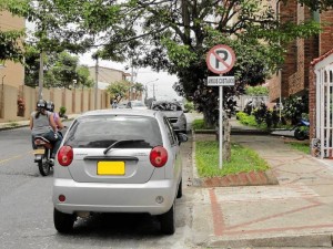 Con la foto enviada por Javier Andrés Guerrero denuncian carros mal estacionados sobre la carrera 45, en La Floresta.