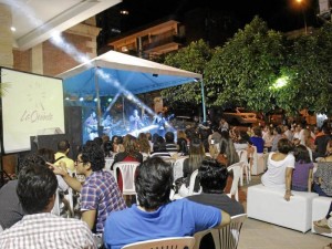 La noche en la esquina de la calle 51 con carrera 36 estuvo amenizada por grupos musicales.