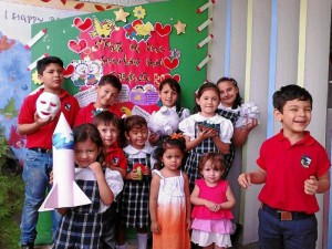 Suministrada /GENTE DE CABECERA Los niños del Gimnasio Monte Cantabria celebran la semana cultural. 