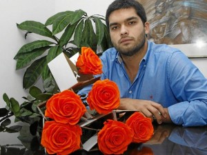 Juan Sebastián Franco se le midió en Bucaramanga al negocio de las flores preservadas. Si desea ver la variedad de posibilida-des puede visitar la pági-na www.flordeco.com.co