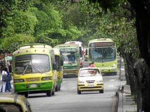 En la carrera 33 se seguirán viendo buses de Metrolínea y convencionales. ( Foto Javier Gutiérrez )