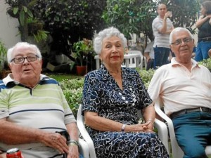 Enrique Santos, Marina Barrera de Galvis y Antonio Jáuregui, de los primeros residentes, disfrutaron del bazar del 30 de septiembre pasado.