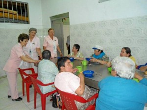 Las Damas Rosadas tra-bajan por la población desfavorecida de la ciu-dad