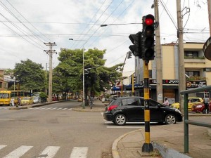 Al semáforo de la carrera 33 con calle 56 no le funciona la luz amarilla.