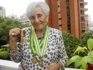 Esta mujer además de ser docente por casi 77 años, es también Señora Rotario, pues si-gue siendo parte del Club Rotario. Su labor siempre fue exaltada en la ciudad y el país.