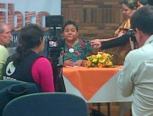 Rueda de prensa con Rigoberta Menchú. (Foto suministrada por @dianaluher)