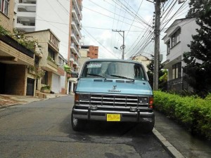 El ciudadano pide retirar la camioneta para permitir el flujo vehicular en la vía.