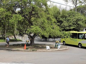 La ruta AQ4 de Metrolínea parte de Pan de Azúcar bajos, pasa a Altos de Pan de Azúcar, baja a la glorieta de nuevo y parte hacia El Jardín.