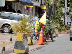 Así luce por estos días la carrera 35 entre calles 52 y 54: banderas del tricolor nacional en señal de protesta por el cierre de bahías y andenes del sector.