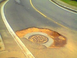 Así está este sector de la avenida El Jardín que pone en riesgo a conductores de carros y motos.