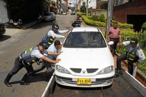 Con grúa fue retirado el vehículo, cuyo propietario lo había dejado allí hace casi cinco meses, según les informaron a las autoridades.