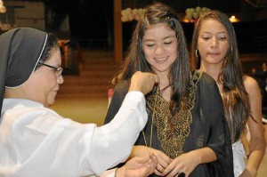 El colegio obsequió a cada estudiante una medalla como detalle por sus 15 años.