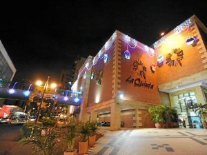 El exterior de La Quinta también fue iluminado.