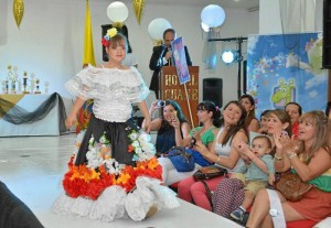 Las niñas recibieron numerosos aplausos en el desfile con traje típico y folclórico.