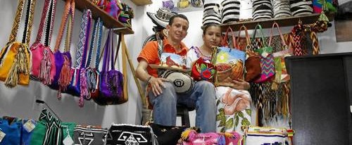 Tomás y Yovelis culturizan con sus artesanías Tomás y Yovelis culturizan con sus artesanías