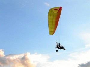 El trike es un carrito con motor que recorre la pista para alzar vuelo y en el aire marca el recorrido dirigido por el parapente.