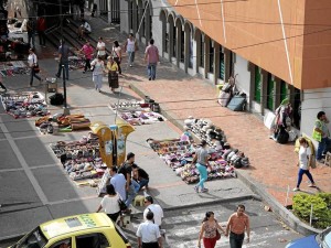 Los artesanos del pasaje de los cinemas, frente al Éxito Cabecera, también hacen parte el programa de reubicación ofrecido por la Alcaldía de Bucaramanga.