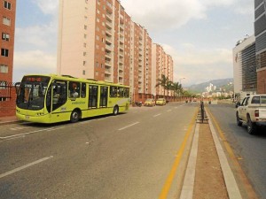 En la bahía ubicada a la entrada del conjunto Torres de Monterrey queda la esta-ción de Metrolínea de la ruta P9.