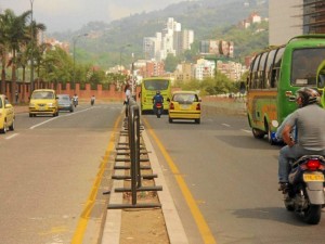 Los peatones no cuentan con reductores de velocidad o cebras para poder cruzar la vía.