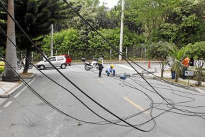 Al poste estaban adheridos varios cables de empresas de servicios públicos que paulatinamente fueron reactivando su funcionamiento.