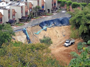 El muro de contención se construye para proteger las 20 viviendas del conjunto Monte Mayor.