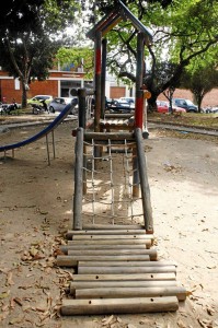 En el piso, así permanecen desde inicios del año los juegos infantiles del parque Conucos.