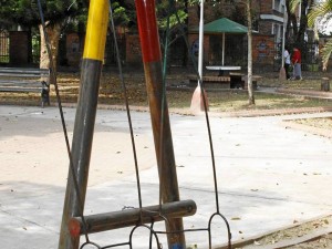 La comunidad pide la restauración de la zona de juegos del parque.