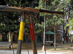 La comunidad pide la restauración de la zona de juegos del parque.