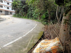 El colchón fue abandonado frente a la cancha de Pan de Azúcar bajo.