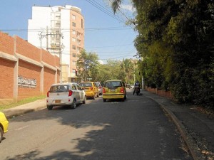 Los sujetos al parecer toman este tramo en contravía para huir luego de los atracos.