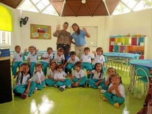 Los niños disfrutan de la remodelación de sus aulas de clase.