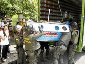 Este carrito de venta de empanadas y avena ubicado en la calle 51 junto al parqueadero del Éxito Cabecera también fue levantado.