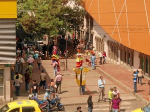 Así lucía el ‘pasaje de los artesanos’ el martes, día si-guiente del despeje. La Alcaldía emprendió allí actividades culturales del programa ‘Te Veo Bien, Te Veo Mal’.