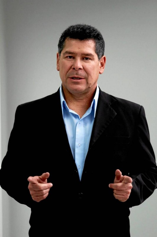 Alfredo Serrano Zabala, reconocido periodista en el medio televisivo de Bo-gotá.
