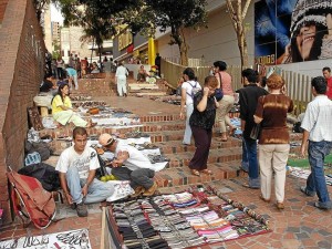 Antes, en las escaleras del pasaje de los artesanos, camino a la carrera 34.