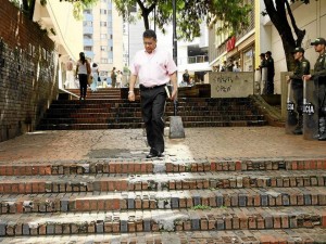 Ahora, en las escaleras del pasaje de los artesanos, camino a la carrera 34.