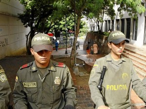 Policías vigilan el pasaje de los artesanos.