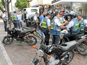 Un grupo grande de alféreces participó en la jornada.