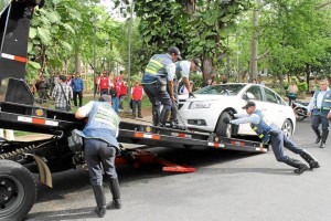 Junto al parque San Pío se inmovilizaron varios vehículos que estaban mal estacionados.