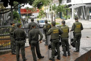 Policías atentos a conservar el espacio público en la calle 49 con carrera 35.