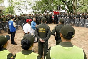 René Garzón, secretario de Gobierno, desde temprano impartió instrucciones al grupo de policías.