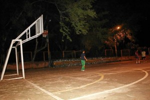 En otras ocasiones residentes del sector se han quejado por el mismo problema: el ruido en la cancha en las noches a causa de los partidos de fútbol.