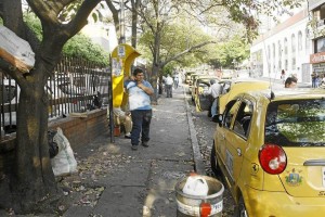 Comerciantes piden que se limpien alcantarillas en este punto, tapadas por las basuras que producían las ventas que aquí se ubicaban.