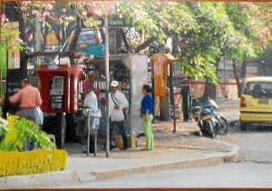 Estas imágenes fueron enviadas por un comerciante de la zona quien pide una explicación a la venta de jugos y salpicón en esta caseta de la calle 51 con carrera 34.