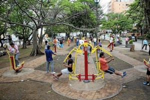 El gimnasio al aire libre del parque San Pío ha sido usado por gente de todas las edades.