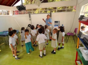 El salón de inglés cuenta con un smart board.